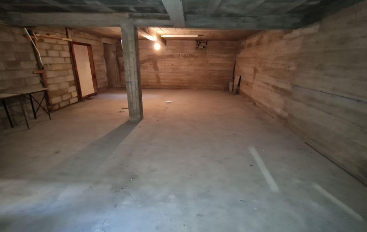 Garage   MONTELIMAR  145 m2 76 500 € 